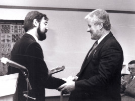Übergabe des Ehrenrings an Altbürgermeister Erich Pürkner 1988