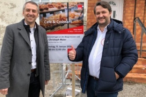 Café und Croissant bei Grüners kleinem Einkaufsmarkt mit Norbert Seidl und Dr. Christoph Maier