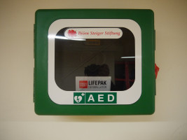 Der neue AED in der Schule Süd