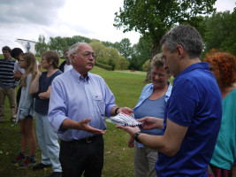 Manfred Paulus überreicht Clubschal an Neumitglied Norbert Seidl