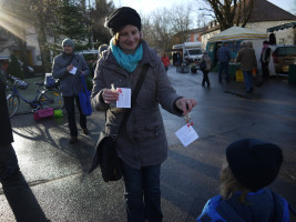 SPD Puchheim verteilt Plätzchen am Grünen Markt