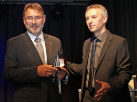 Norbert Seidl überreicht seinem Amtsvorgänger Dr. Herbert Kränzlein den Goldenen Ehrenring der Stadt Puchehim