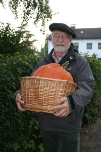 Otto Stecher von der Puchheimer SPD überbringt dem Sieger Gutschein und Kürbis