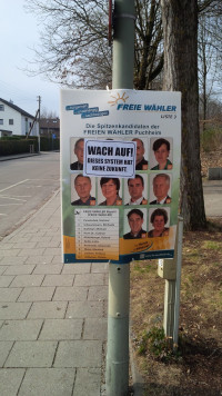 Überklebtes Plakat der Freien Wähler