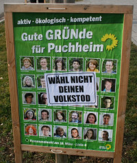 Überklebtes Plakat der Grünen