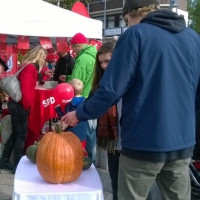 SPD-Stand am Puchheimer Marktsonntag mit Kürbisschätzen